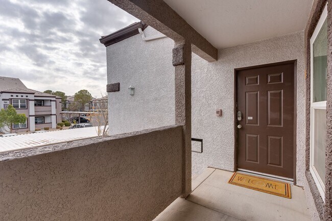 Building Photo - CHARMING FURNISHED 2 BEDROOM SHORT TERM RE...