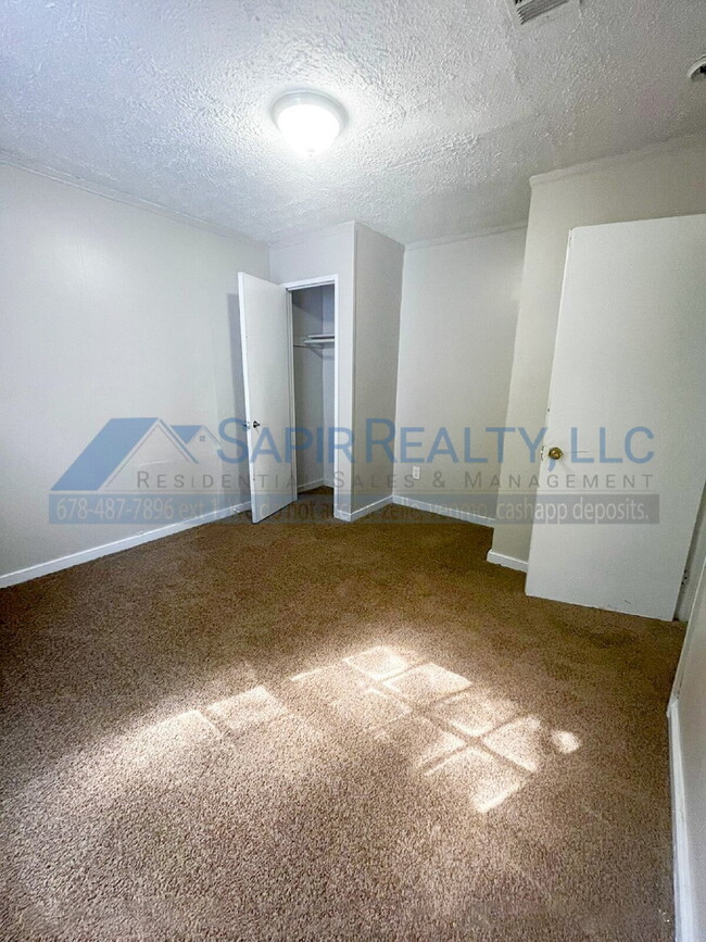 Building Photo - 1724 Lisbon Dr SW