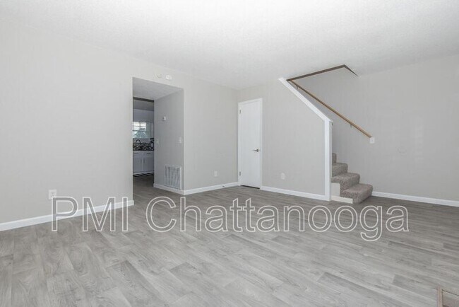 Foto del edificio - 223 Cloud Springs Rd
