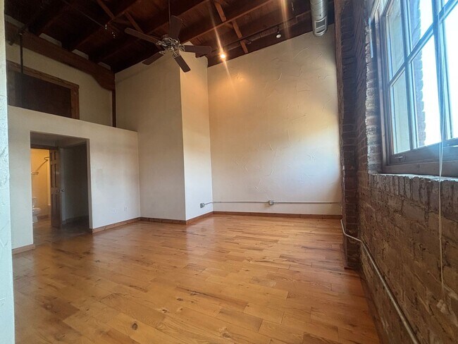 Building Photo - ? FREE RENT INSIDE- TAKE A LOOK! Welcome t...