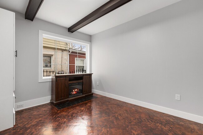 Building Photo - 410 76th St