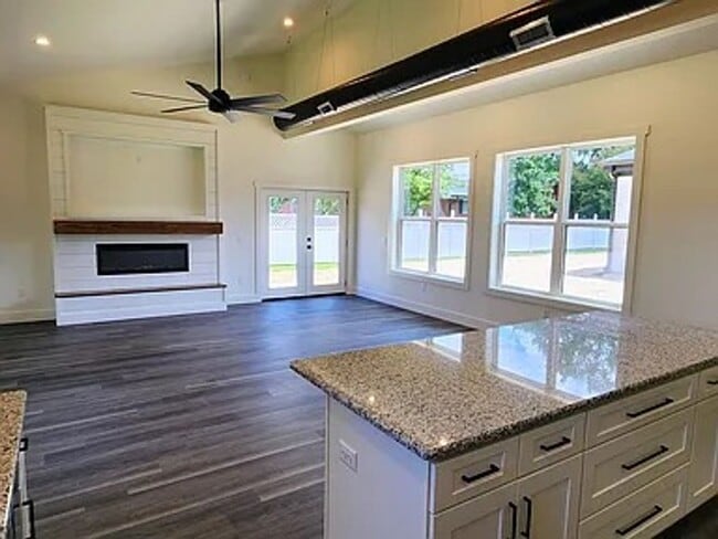 Building Photo - Bright & Modern Newly Built Home!!