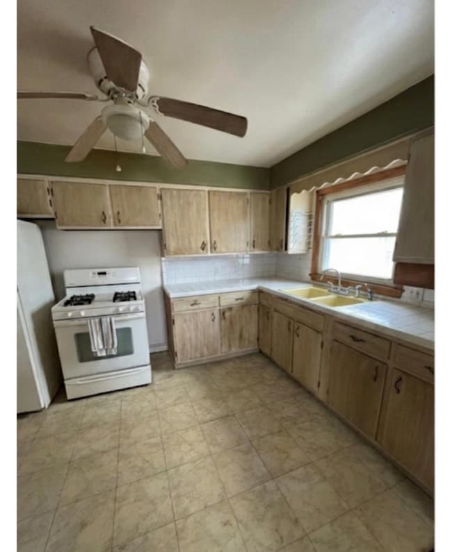 Building Photo - 12920 Garland Ave