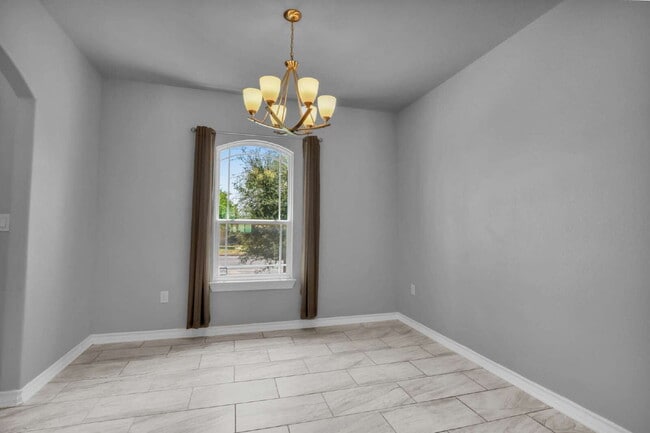 Building Photo - 5983 Midcrown Dr