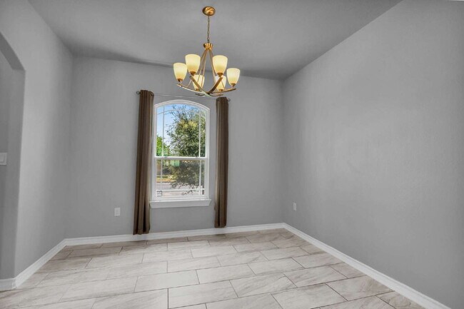 Foto del edificio - 5983 Midcrown Dr
