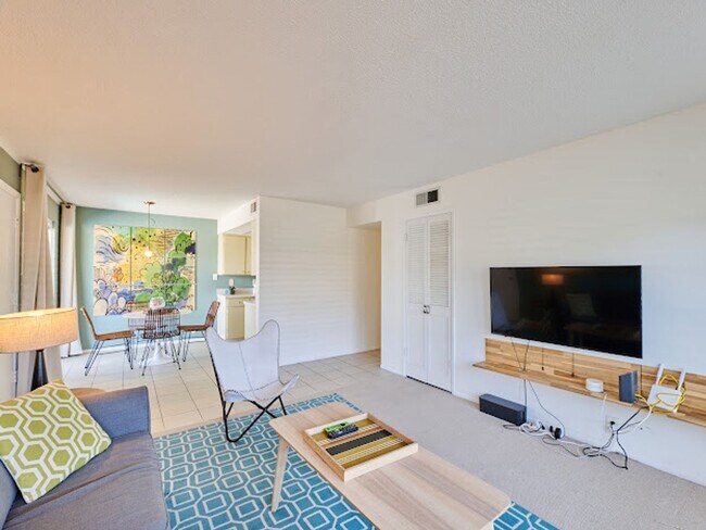 Building Photo - Charming Condo