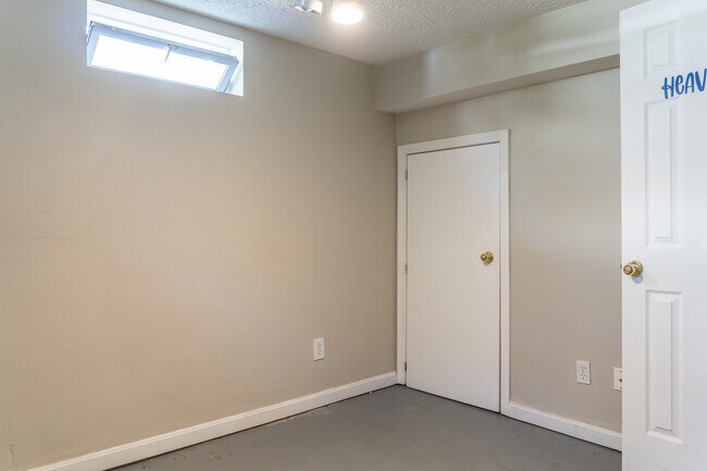 Building Photo - 1306 Homeview Dr