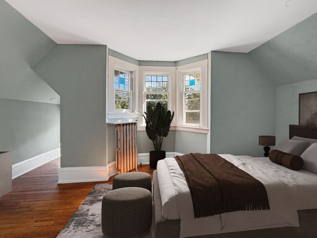 Building Photo - 2204 Grand Ave S