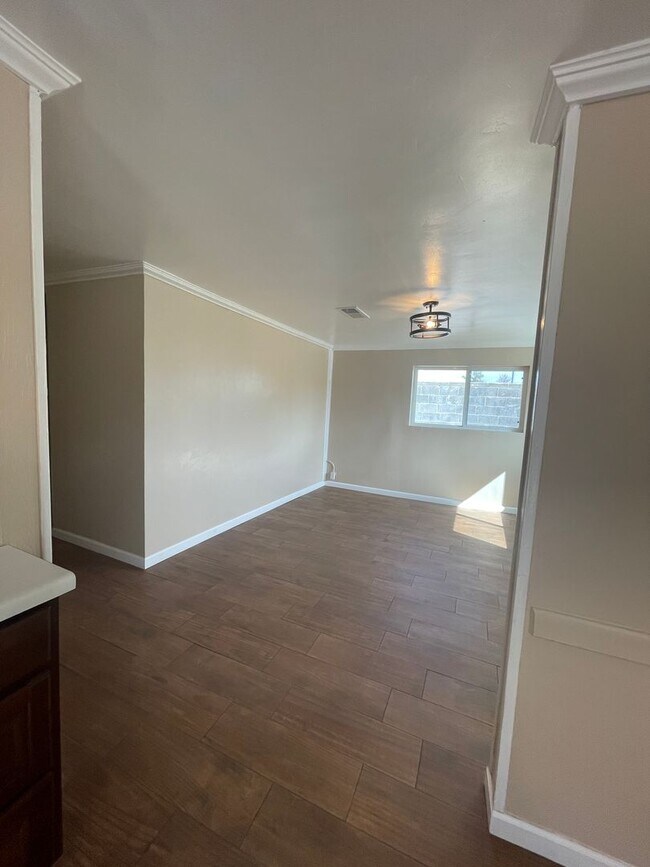 Foto del edificio - 1880 S Espina St