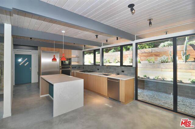 Foto del edificio - 8967 Wonderland Park Ave