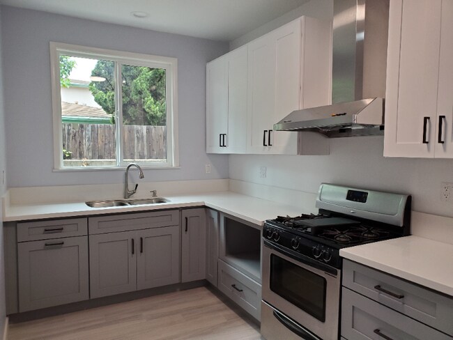 Building Photo - 3013 Veteran Ave