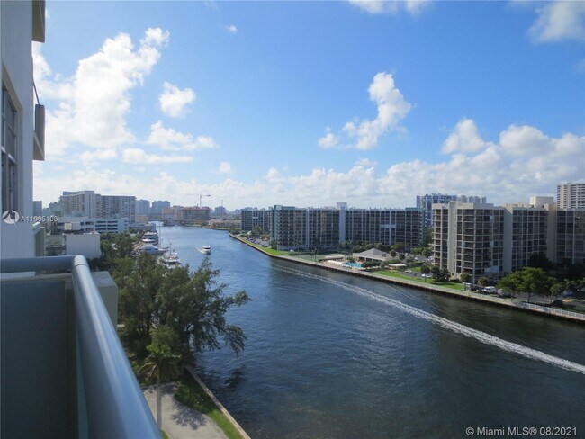 Foto del edificio - 3000 S Ocean Dr