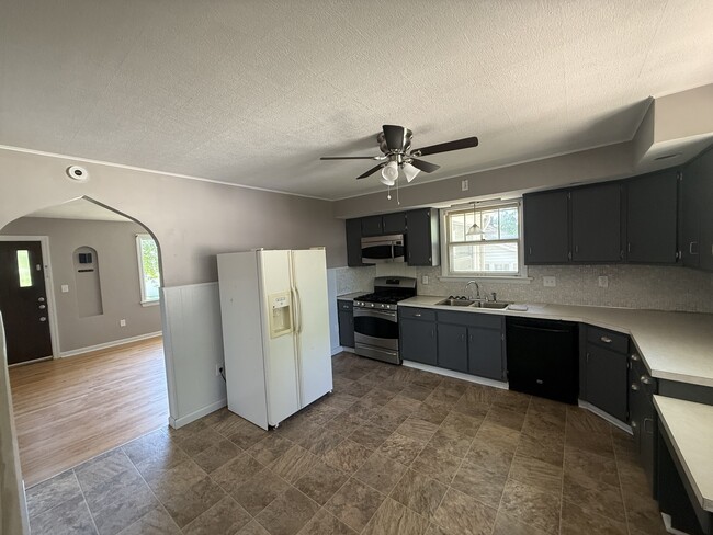 Kitchen - 1405 N Church St