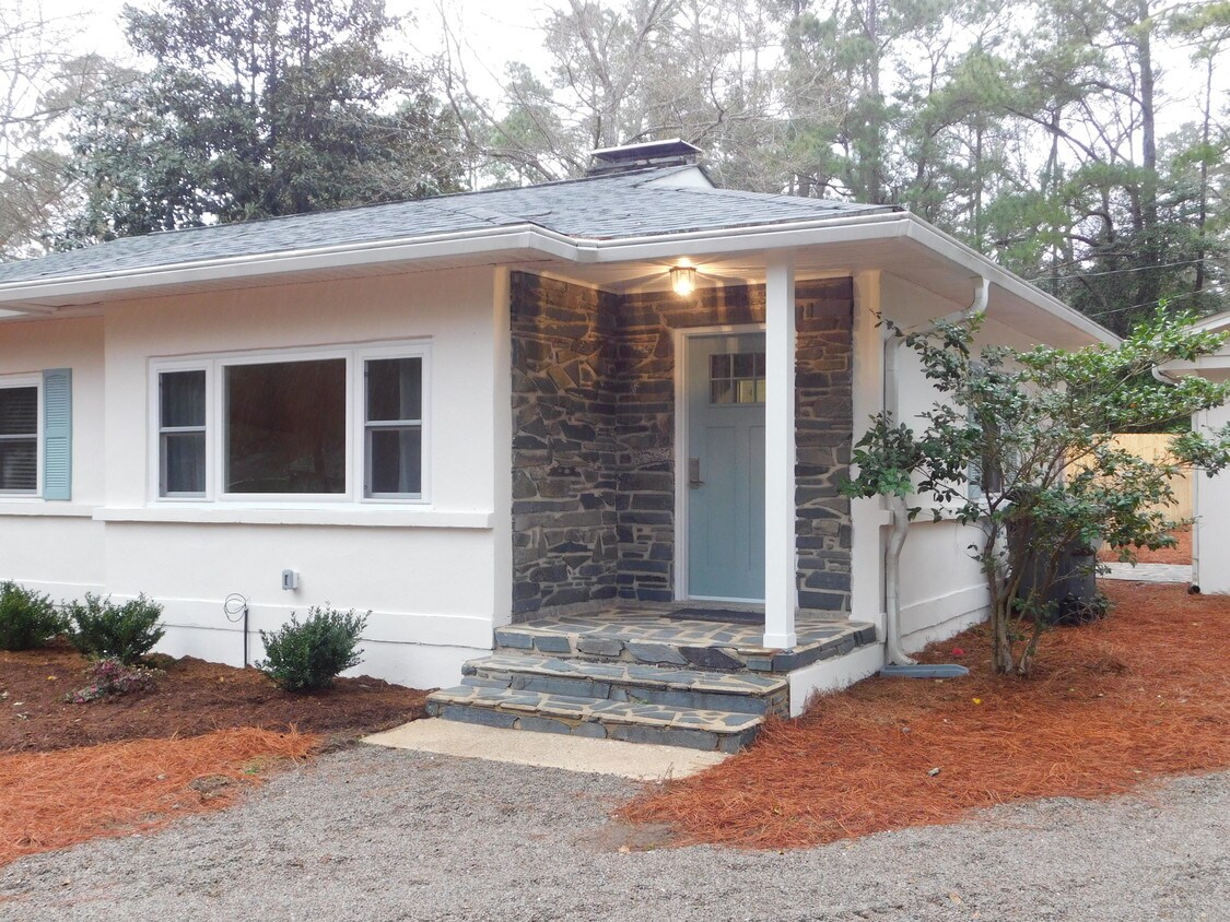 Primary Photo - 220 Country Club Cir