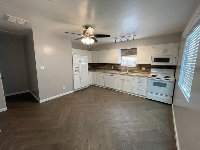 Building Photo - 1436 E Cinnabar Ave