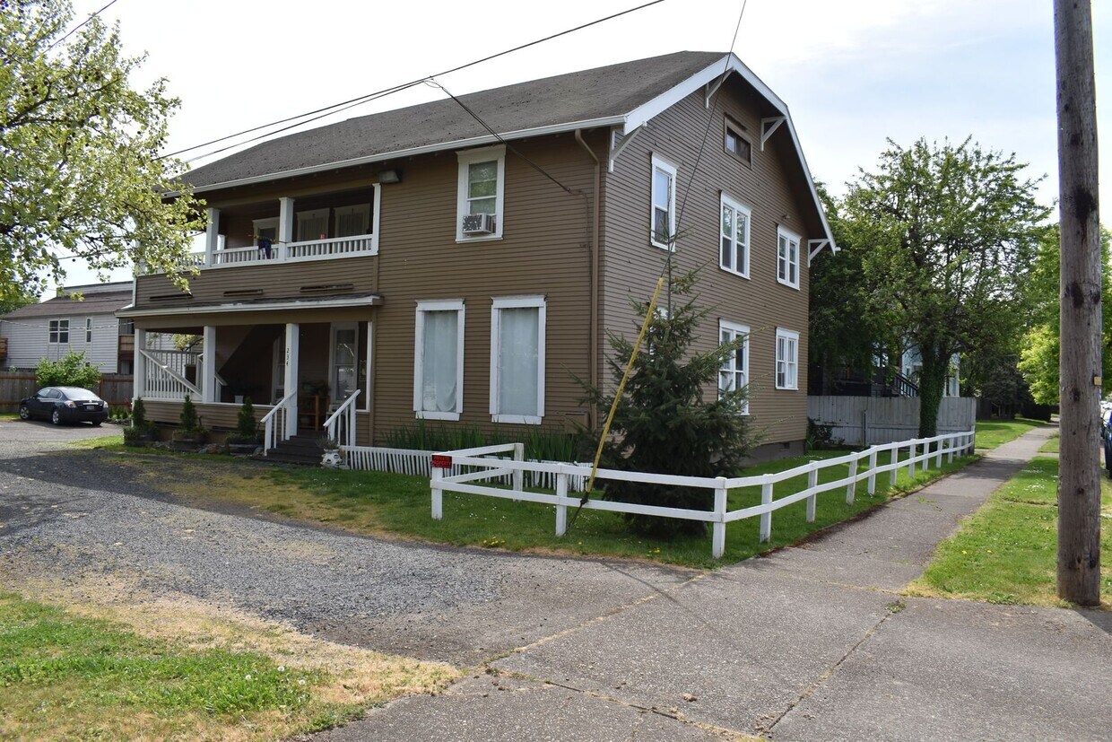 234 SE Thurston St. 5 Plex Room for Rent in Albany, OR
