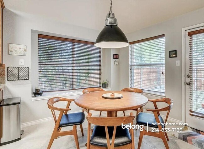 Building Photo - 2817 Hollow Ridge Dr