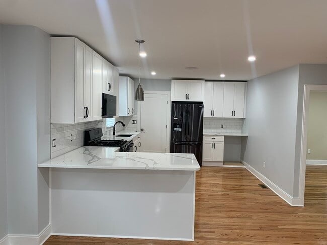 Building Photo - 115 Shore Dr