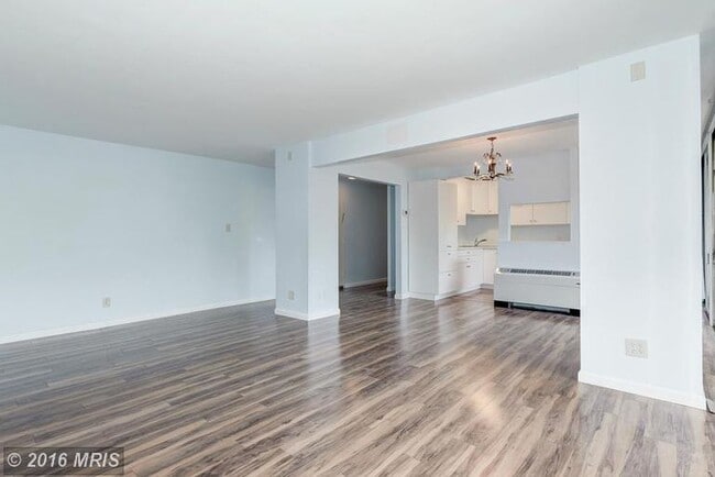 Living/Dining Area - 3333 University Blvd W