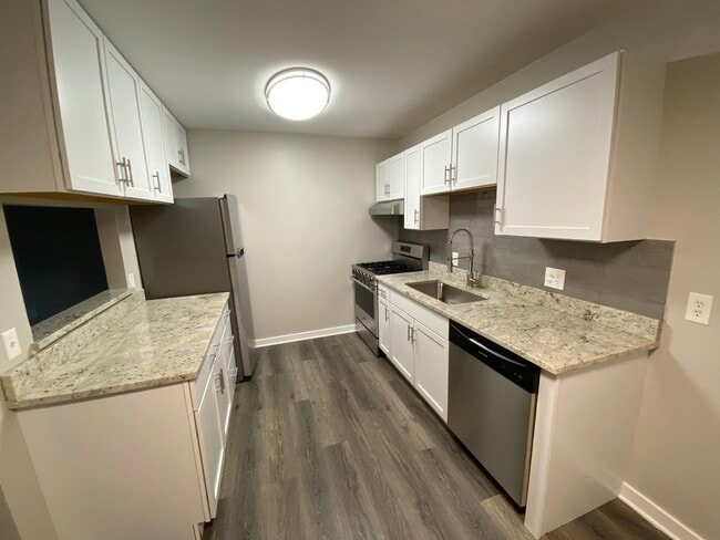 Building Photo - 125 Twin Oaks Dr