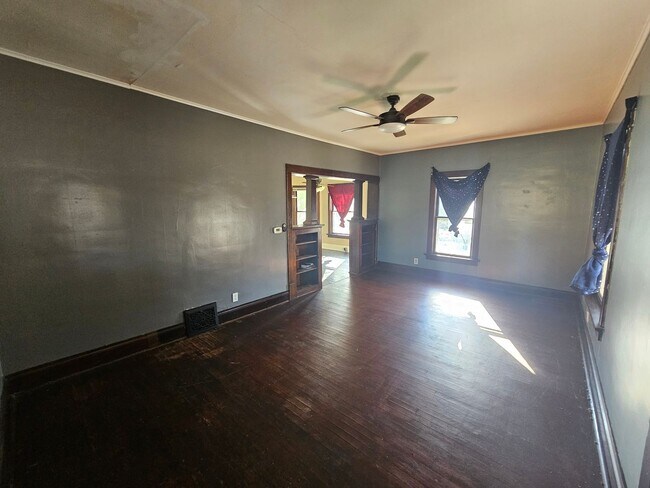 Building Photo - Newly Painted 2 bedroom