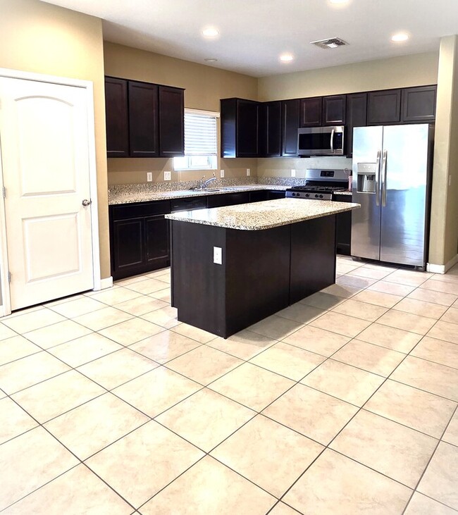 Foto del edificio - 3 bedroom home with den or office