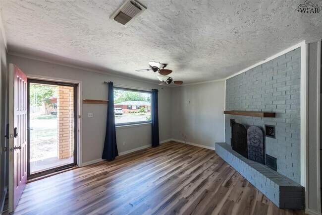 Foto del edificio - 4661 Briarwood Dr