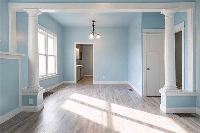 Building Photo - 3-Bedroom, 3-Bathroom home in Kansas City