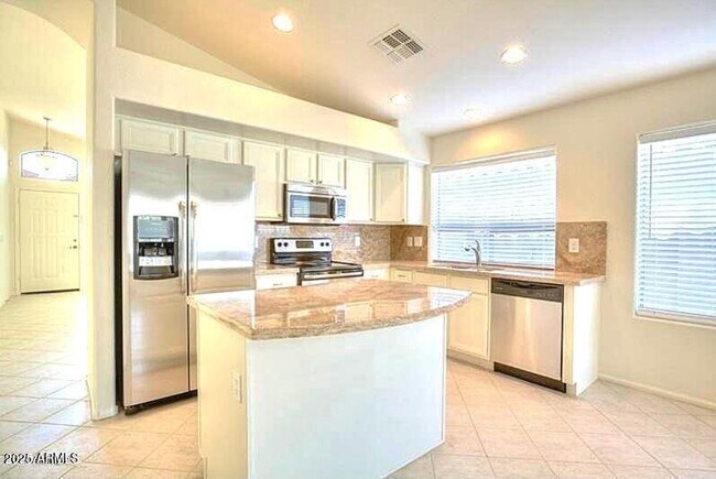 Foto del edificio - 29227 N 22nd Ln
