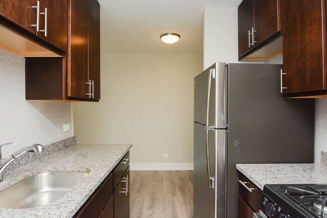 Building Photo - 533 W Surf St
