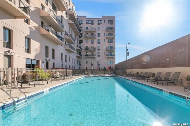 Foto del edificio - 100 W Broadway