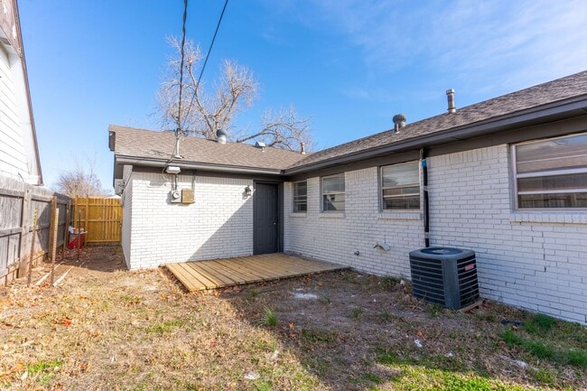 Building Photo - 4 Bedroom Must See!!
