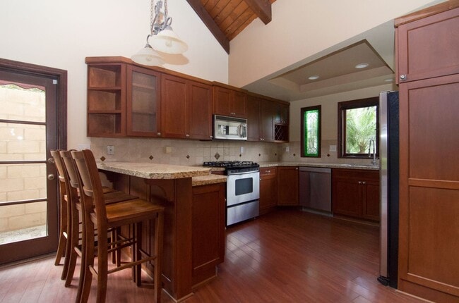 Building Photo - Charming Craftsman Home for Rent in Costa Mesa