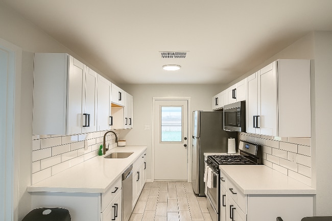 Photo - 1630 E 12th St House