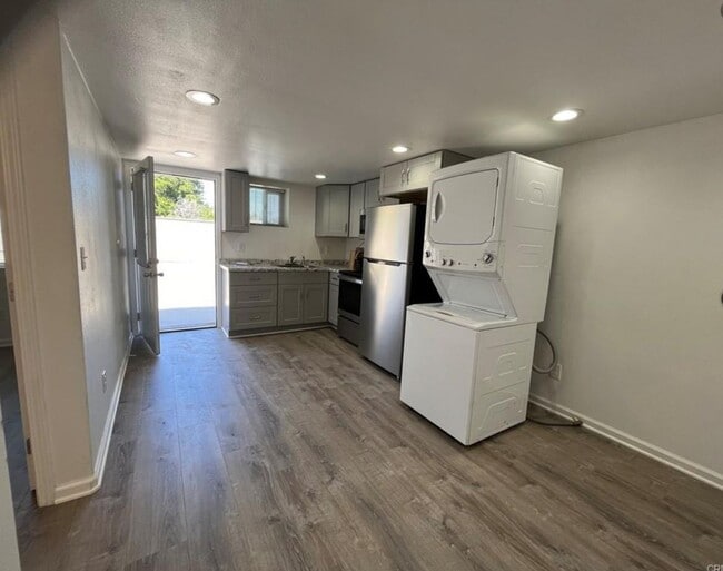 Building Photo - One-bedroom, one-bathroom apartment located in Riverside!