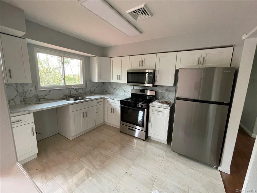 Primary Photo - 10 Birchwood Dr