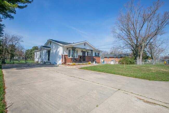Building Photo - Stunning 3 BR/2 BA Single-Family Home in B...