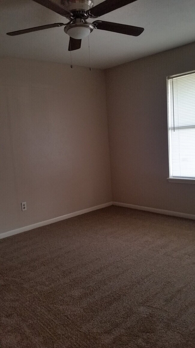 Building Photo - The right side unit of this duplex offers a comfortable and functional layout ideal for small fam...