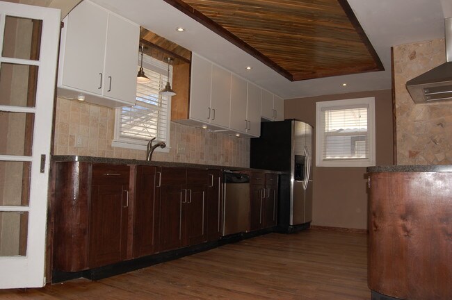 Building Photo - 3090 S Cherokee St