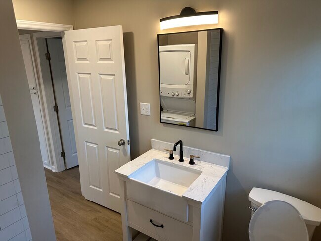 Baño - 4103 N Center St