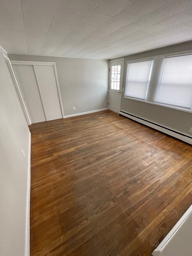 7 Dewey St Unit A, Laconia, NH 03246 Apartments in Laconia, NH