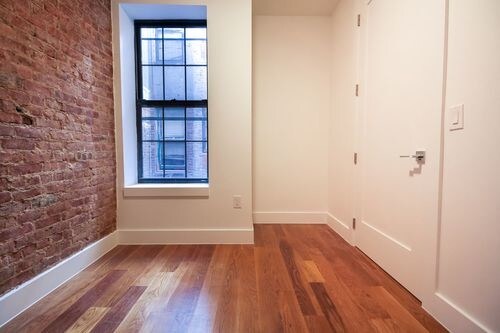 Foto del edificio - 1645 Putnam Ave