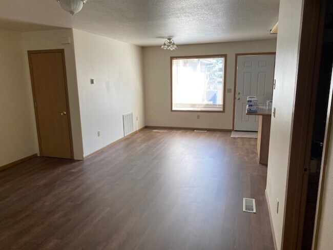 Building Photo - 2 Bedroom 1 Bath 4 Plex