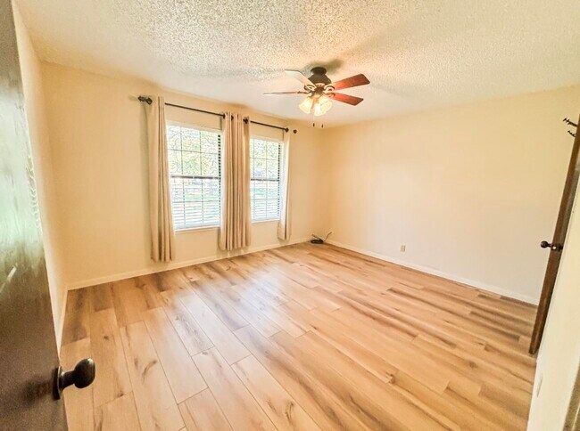 Foto del edificio - 105 Bluebird Cir