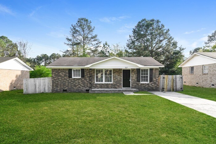 Foto principal - 3 Bedroom Brick Home