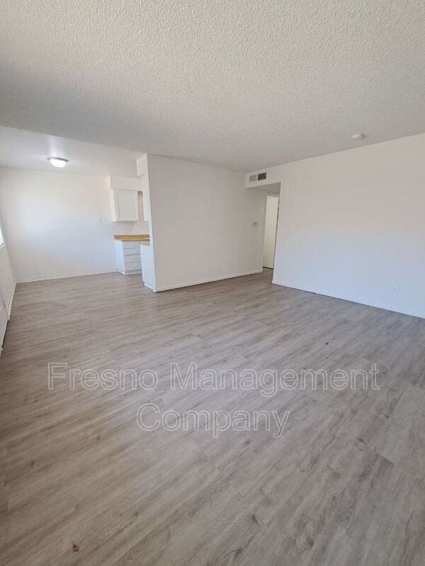 Foto del edificio - 3243 E Clinton Ave