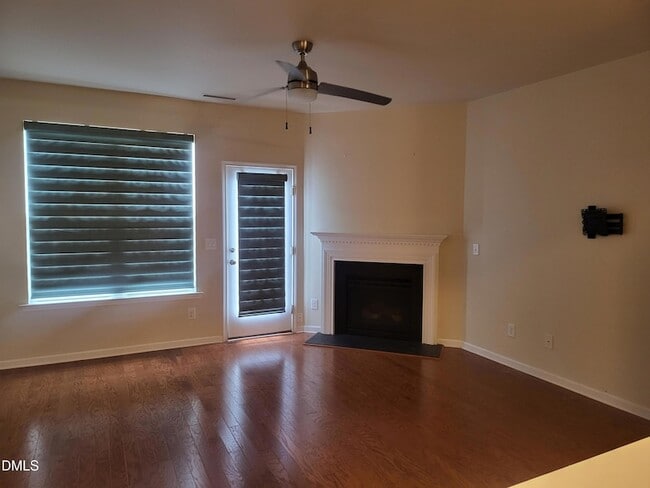 Foto del edificio - 100 Stratford Lakes Dr