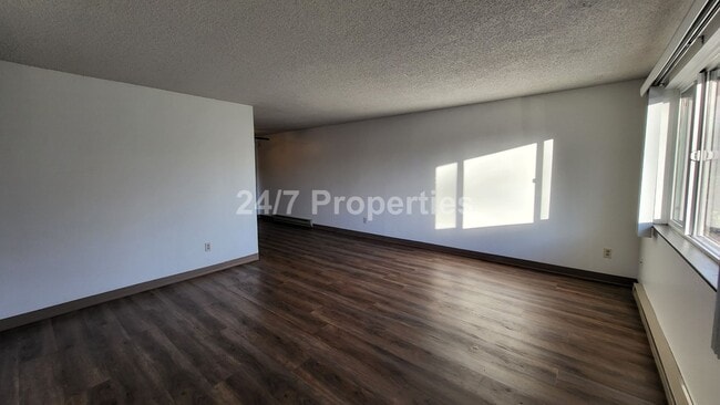 Building Photo - 2025-75MF