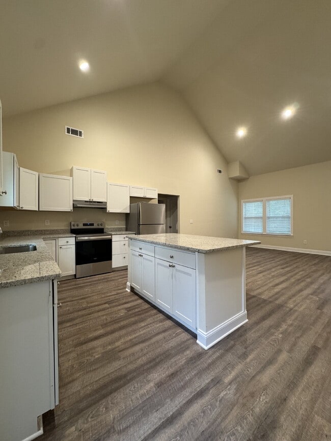 Building Photo - Brand New Rental in North Hall!