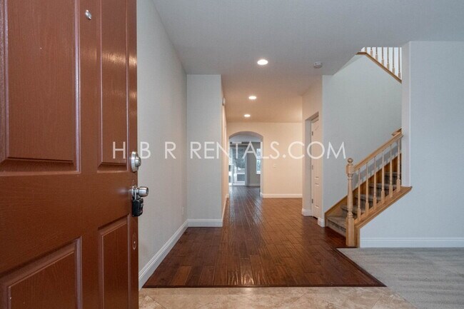 Foto del edificio - MANTECA RENTAL 4 BEDROOM OUTDOOR PIZZA OVEN in beautiful rear yard